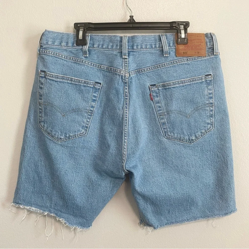 Levi's Men's Light Wash Raw Hem Button Fly Denim Shorts Size 38